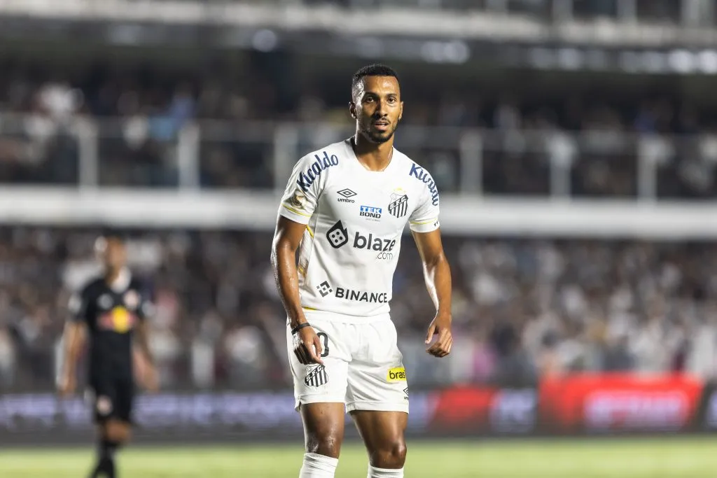 Lucas Braga, jogador do Santos, durante partida contra o Bragantino (Foto: Abner Dourado/AGIF)