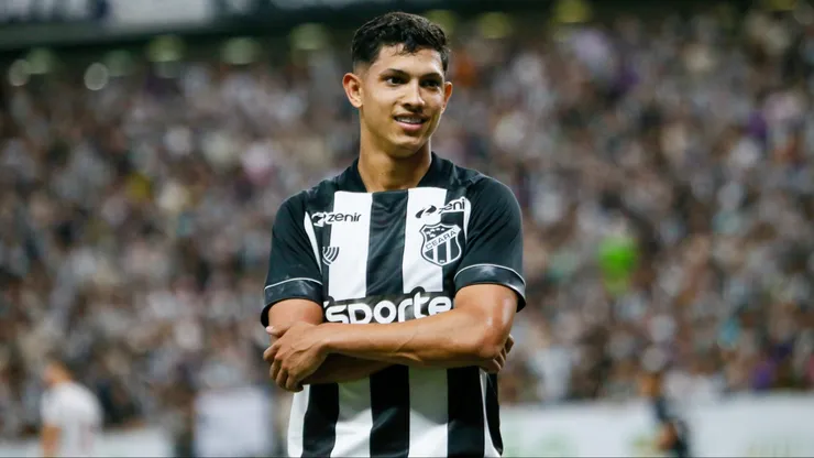 Erick Pulga, jogador do Ceará, comemora seu gol durante partida contra o Botafogo-SP (Foto: Baggio Rodrigues/AGIF)