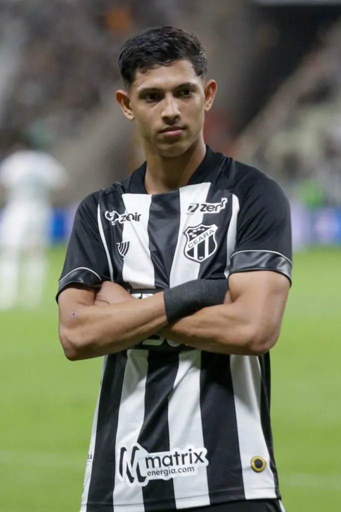 Erick Pulga, jogador do Ceará, comemora seu gol durante partida contra o Guarani (Foto: Lucas Emanuel/AGIF)