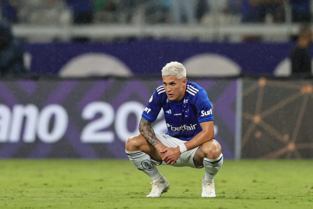 Mateus Vital, jogador do Cruzeiro, lamenta durante partida contra o Bahia (Foto: Gilson Lobo/AGIF)