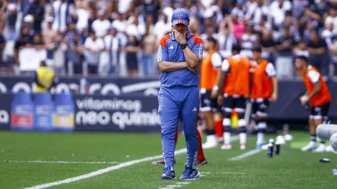 Fernando Diniz, técnico do Cruzeiro, durante partida contra o Corinthians (Foto: Marco Miatelo/AGIF)