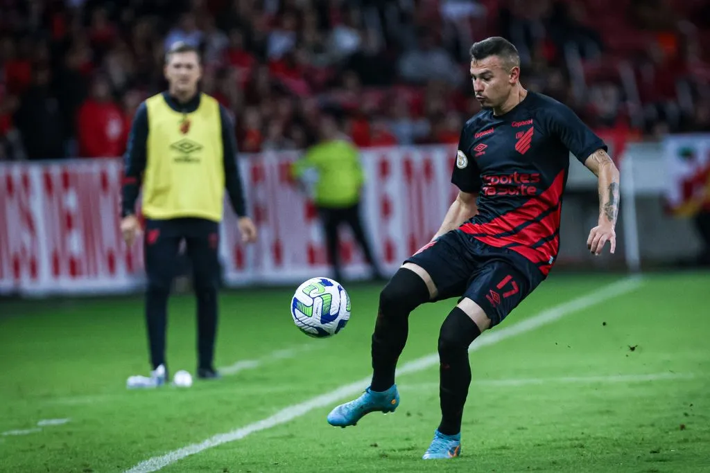 Hugo Moura em ação com a camisa do Athletico, pelo Brasileirão Betano de 2023. Foto: Maxi Franzoi/AGIF