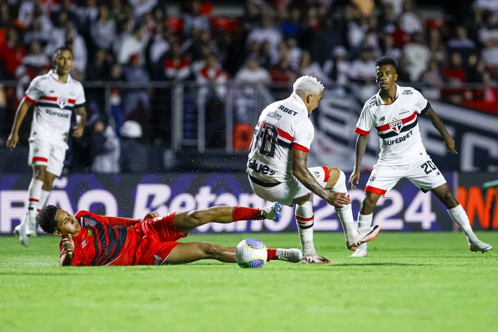 SP – SAO PAULO – 09/11/2024 – BRASILEIRO A 2024, SAO PAULO X ATHLETICO-PR – Luciano jogador do Sao Paulo durante partida contra o Athletico-PR no estadio Morumbi pelo campeonato Brasileiro A 2024. Foto: Marco Miatelo/AGIF