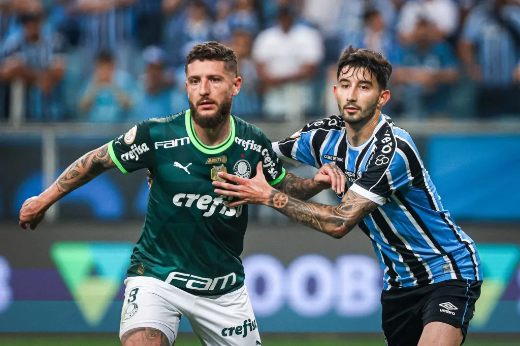 Villasanti jogador do Gremio disputa lance com Ze Rafael jogador do Palmeiras durante partida no estadio Arena do Gremio pelo campeonato Brasileiro A 2023. Foto: Maxi Franzoi/AGIF