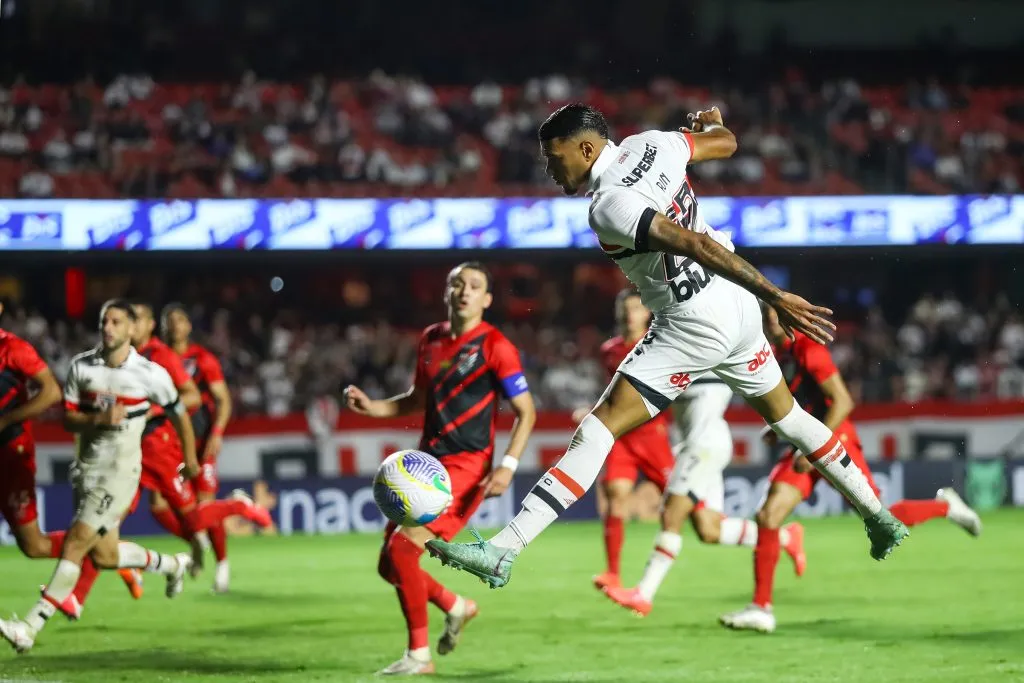 SP – SAO PAULO – 09/11/2024 – BRASILEIRO A 2024, SAO PAULO X ATHLETICO-PR – Ruan jogador do Sao Paulo durante partida contra o Athletico-PR no estadio Morumbi pelo campeonato Brasileiro A 2024. Foto: Marco Miatelo/AGIF