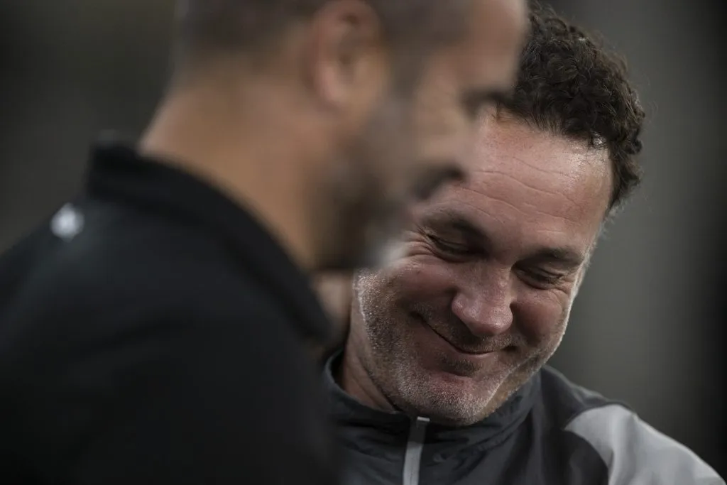 RJ – RIO DE JANEIRO – 07/07/2024 – BRASILEIRO A 2024, BOTAFOGO X ATLETICO-MG – Artur Jorge tecnico do Botafogo cumprimenta Gabriel Milito tecnico do Atletico-MG antes da partida no estadio Engenhao pelo campeonato Brasileiro A 2024. Foto: Jorge Rodrigues/AGIF
