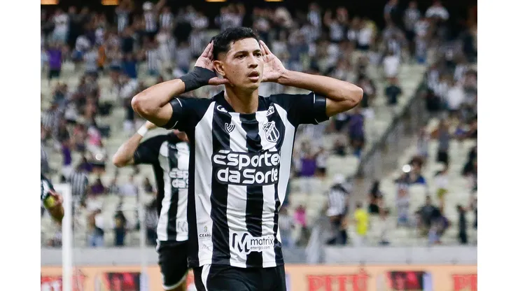 Pulga, artilheiro da Série B, comemorando gol contra o Guarani.