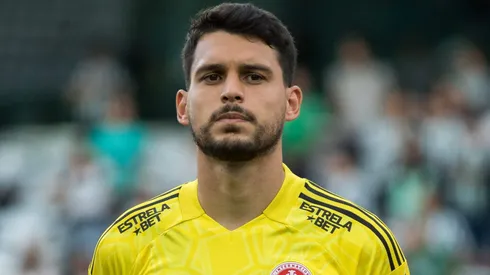 Keiller goleiro do Internacional durante execucao do hino nacional antes da partida contra o Coritiba no estadio Couto Pereira pelo campeonato Brasileiro A 2022.