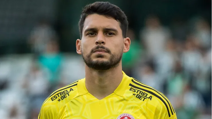 Keiller goleiro do Internacional durante execucao do hino nacional antes da partida contra o Coritiba no estadio Couto Pereira pelo campeonato Brasileiro A 2022.