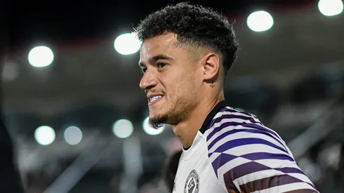 Coutinho durante aquecimento antes de confronto contra o Bragantino no Brasileirão 2024.