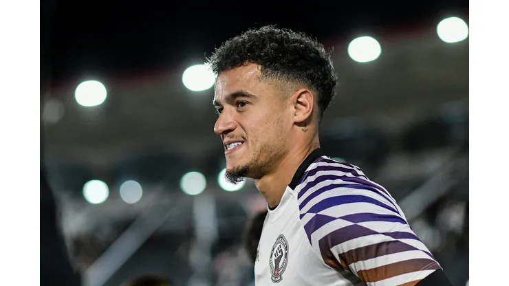 Coutinho durante aquecimento antes de confronto contra o Bragantino no Brasileirão 2024.