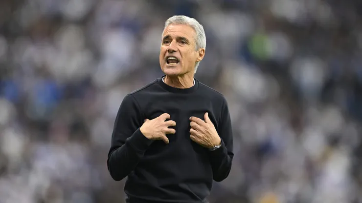 Luis Castro enquanto comandava o Al-Nassr, da Arábia Saudita (Photo by Michael Regan/Getty Images)