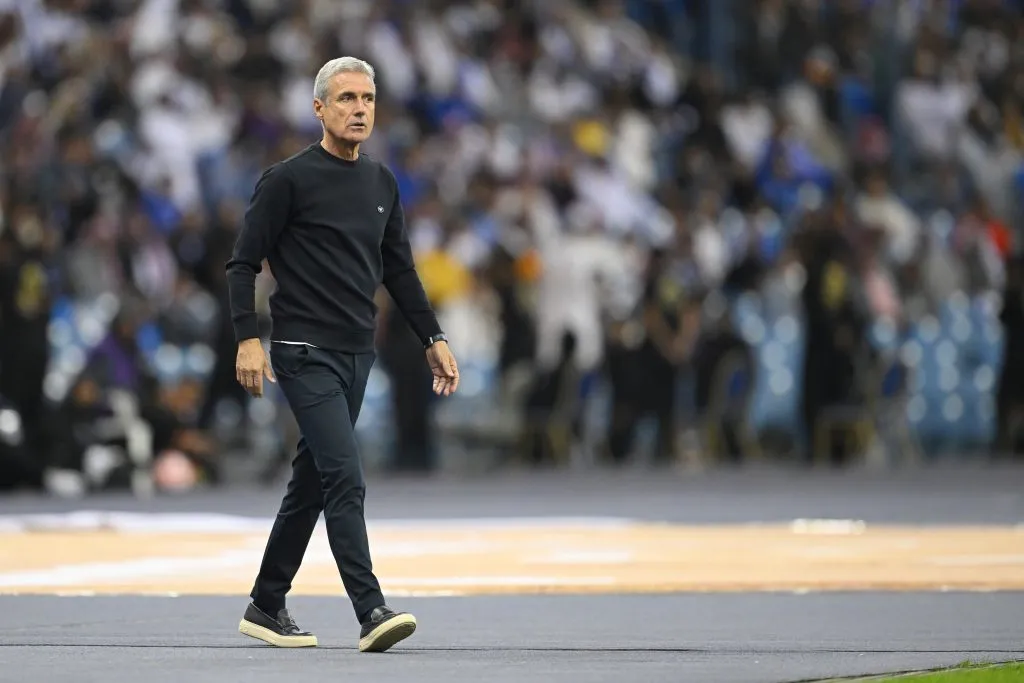 Luís Castro castro comandando o Al-Nassr (Photo by Michael Regan/Getty Images)