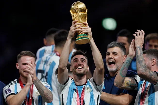 Nicolas Tagliafico erguendo a taça da Copa do Mundo de 2022 – (Photo by Richard Sellers/Getty Images)
