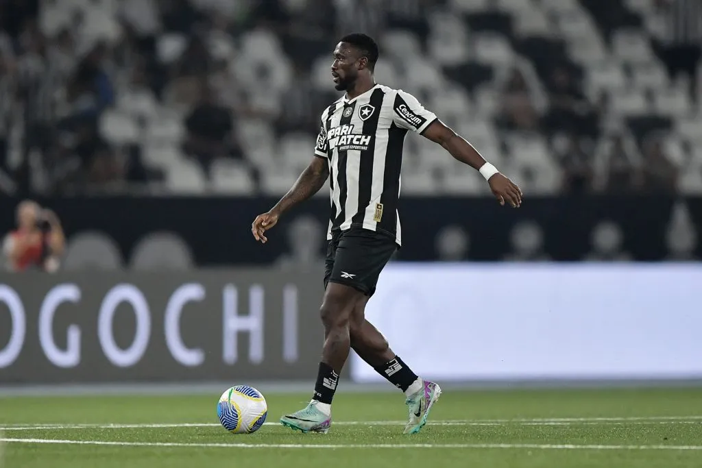 Bastos desfalcará o Botafogo – Foto: Thiago Ribeiro/AGIF.