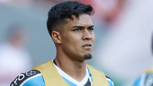 Arezo jogador do Gremio durante partida contra o Internacional no estadio Beira-Rio pelo campeonato Brasileiro A 2024.