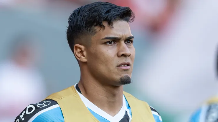 Arezo jogador do Gremio durante partida contra o Internacional no estadio Beira-Rio pelo campeonato Brasileiro A 2024.
