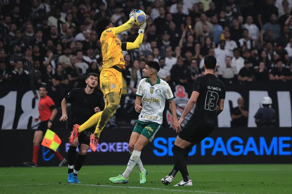 SP – SAO PAULO – 04/11/2024 – BRASILEIRO A 2024, CORINTHIANS X PALMEIRAS – Hugo Souza goleiro do Corinthians durante partida contra o Palmeiras no estadio Arena Corinthians pelo campeonato Brasileiro A 2024. Foto: Ettore Chiereguini/AGIF