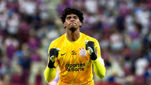 Hugo Souza goleiro do Corinthians durante partida contra o Fortaleza no estádio Arena Castelão pelo campeonato Copa Sul-Americana 2024. Foto: Pedro Chaves/AGIF