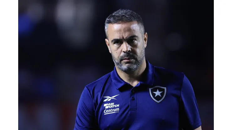 Artur Jorge durante confronto contra o São Paulo no Brasileirão 2024.
