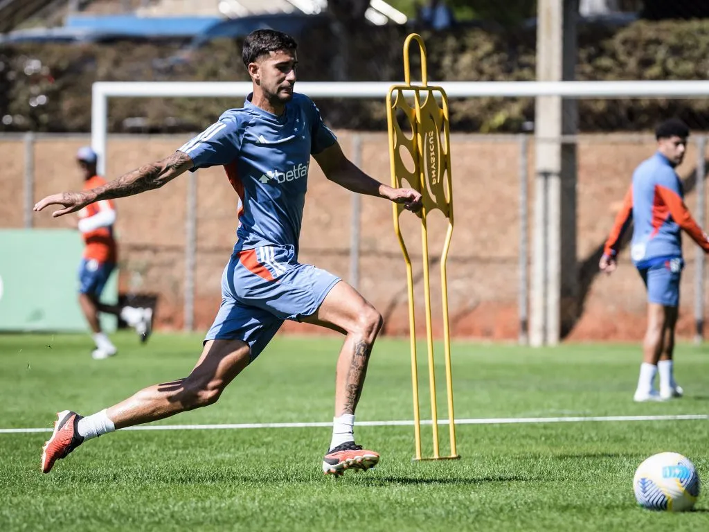 Henrique Silva em treino pelo Cruzeiro (Foto: Gustavo Aleixo/Cruzeiro)