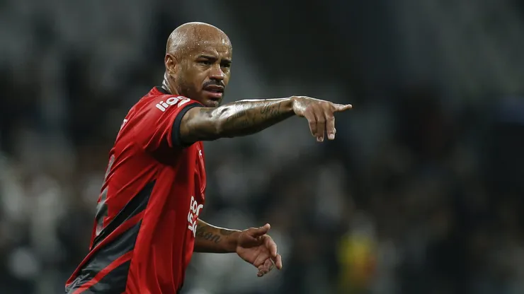 SAO PAULO, BRAZIL - NOVEMBER 1: Thiago Heleno of Athletico Paranaense gestures during the match between Corinthians and Athletico Paranaense as part of Brasileirao Series A 2023 at Neo Quimica Arena on November 1, 2023 in Sao Paulo, Brazil. (Photo by Ricardo Moreira/Getty Images)