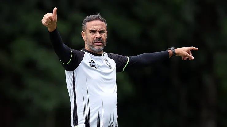 Artur Jorge, técnico do Botafogo, em treino na Data Fifa (Imagem: Vitor Silva/Botafogo)