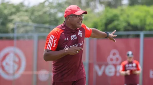 Roger Marchado, técnico do Internacional, comanda treino durante a Data Fifa (Imagem: Ricardo Duarte/Internacional)