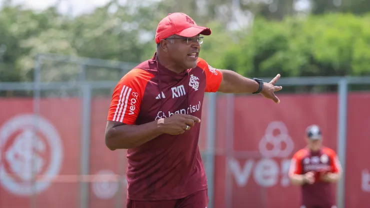 Roger Marchado, técnico do Internacional, comanda treino durante a Data Fifa (Imagem: Ricardo Duarte/Internacional)