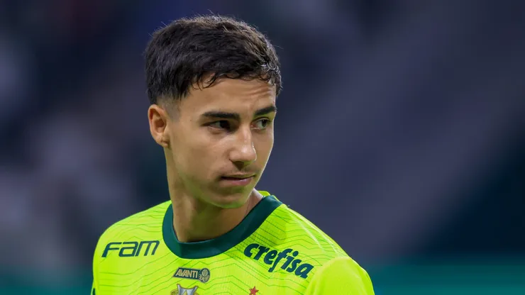 Vitor Reis, jogador do Palmeiras, durante partida contra o Bahia, pelo Brasileirão Betano.