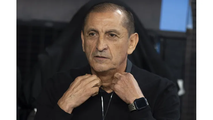Ramón Díaz durante confronto contra o Racing na Sul-Americana 2024.