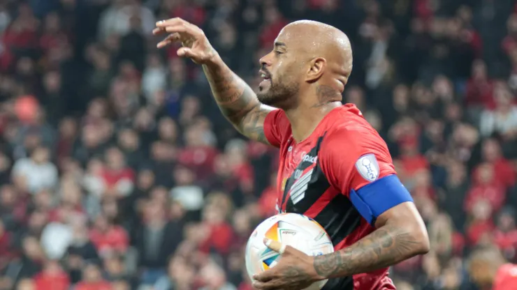 Thiago Heleno, jogador do Athletico-PR, durante partida contra o Racing, pela Copa Sul-Americana.