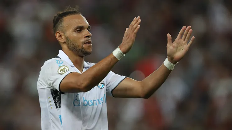 RIO DE JANEIRO, BRAZIL - NOVEMBER 1: Martin Braithwaite of Gremio celebrates after scoring the team's first goal during the match between Fluminense and Gremio as part of Brasileirao 2024 at Maracana Stadium on November 1, 2024 in Rio de Janeiro, Brazil. (Photo by Wagner Meier/Getty Images)