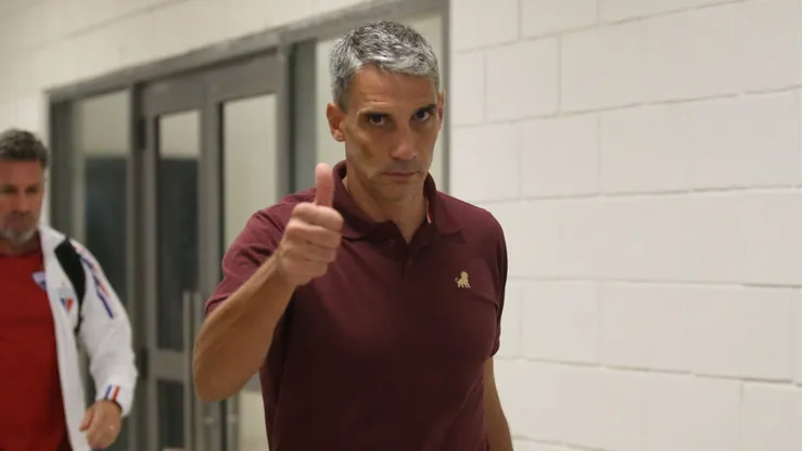 Vojvoda, técnico do Fortaleza, chegando na Arena Pernambuco para a partida contra o Sport, pela Copa do Nordeste de 2024.