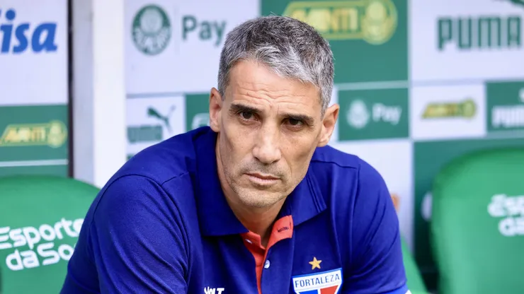 Juan Pablo Vojvoda, técnico do Fortaleza, durante partida contra o Palmeiras (Foto: Marcello Zambrana/AGIF)