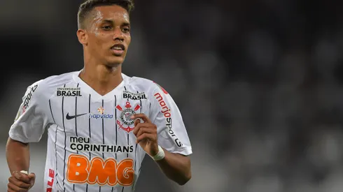 Pedrinho durante passagem pelo Corinthians em partida contra o Botafogo no Brasileirão de 2019.