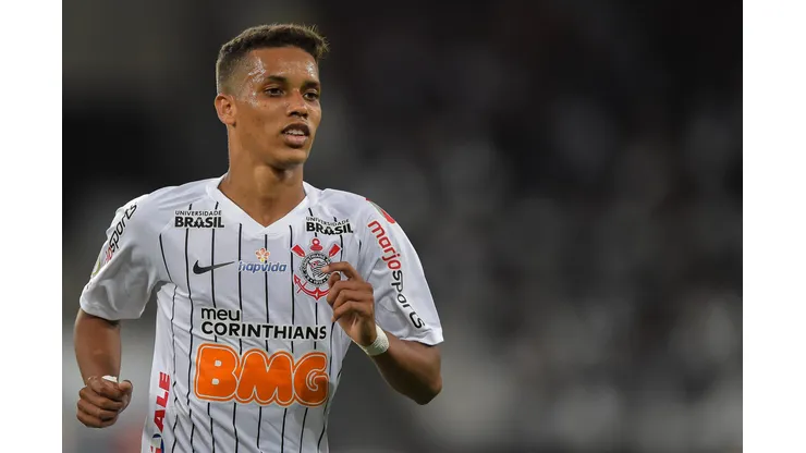 Pedrinho durante passagem pelo Corinthians em partida contra o Botafogo no Brasileirão de 2019.