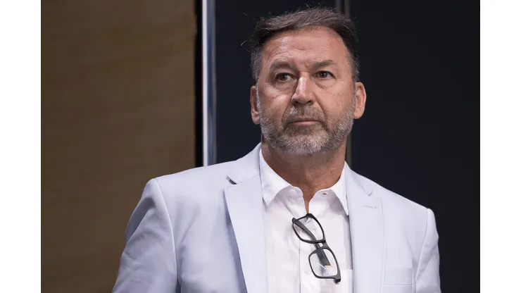 Augusto Melo durante apresentação de Memphis Depay.