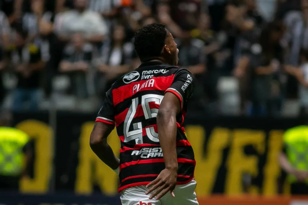 MG – BELO HORIZONTE – 10/11/2024 – COPA DO BRASIL 2024, ATLETICO X FLAMENGO – Plata jogador do Flamengo durante partida contra o Atletico no estadio Arena MRV pelo campeonato Copa Do Brasil 2024. Foto: Fernando Moreno/AGIF