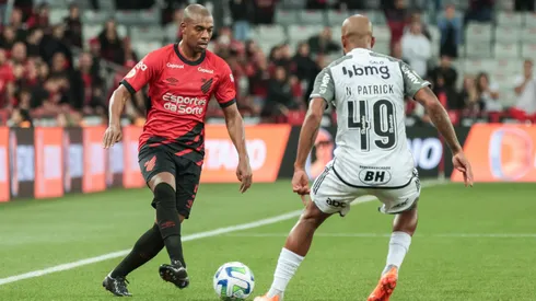 Fernandinho jogador do Athletico-PR disputa lance com Patrick jogador do Atlético-MG durante partida no estádio Arena da Baixada pelo campeonato Brasileiro A 2023. Foto: Robson Mafra/AGIF