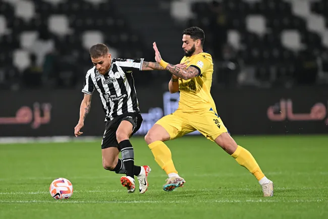 João Pedro disputando a bola com Cuellar em partida Al-Taawon x Al-Shabab –  (Photo by Michael Regan/Getty Images)