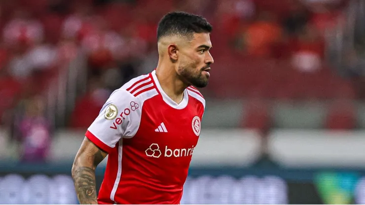 RS - PORTO ALEGRE - 08/11/2024 - BRASILEIRO A 2024, INTERNACIONAL X FLUMINENSE - Bruno Tabata jogador do Internacional durante partida contra o Fluminense no estadio Beira-Rio pelo campeonato Brasileiro A 2024. Foto: Maxi Franzoi/AGIF