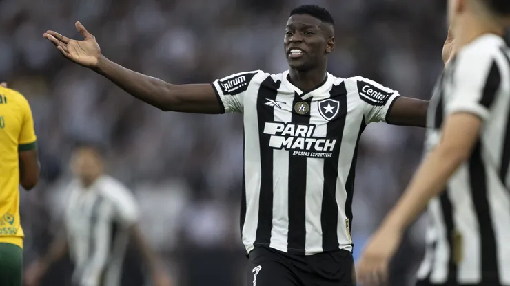 Luiz Henrique, jogador do Botafogo, reclama com a arbitragem durante partida contra o Cuiabá (Foto: Jorge Rodrigues/AGIF)