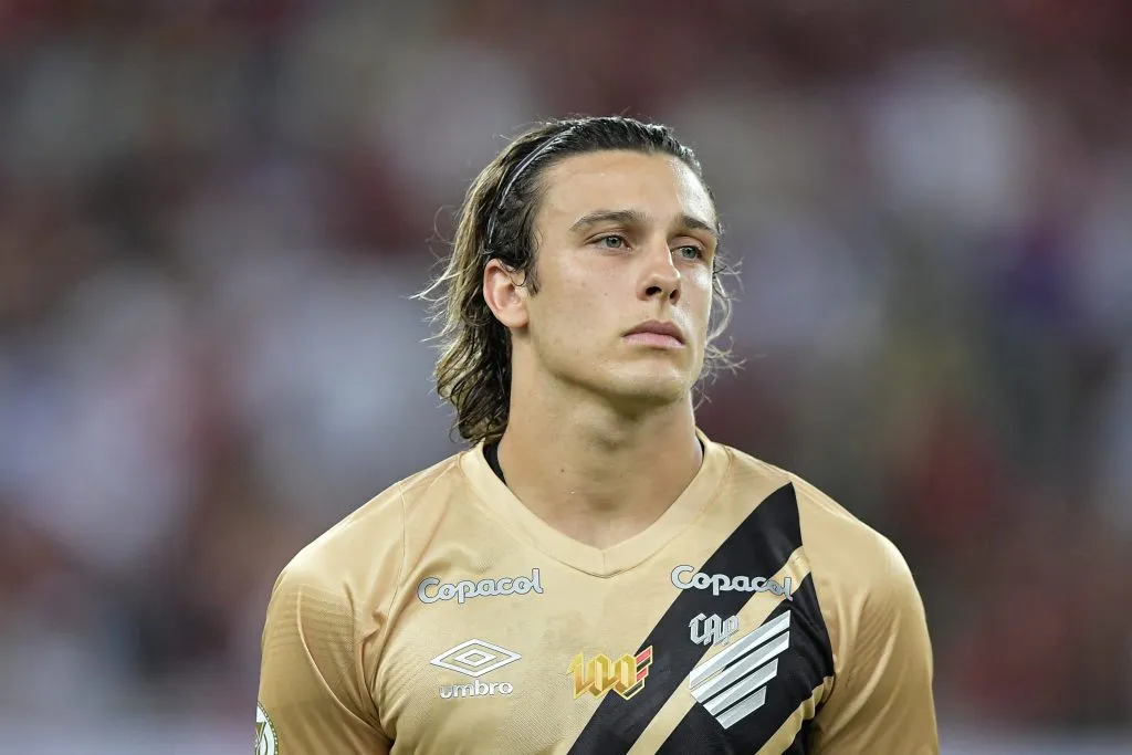 Canobbio, jogador do Athletico-PR, durante partida contra o Flamengo (Foto: Thiago Ribeiro/AGIF)