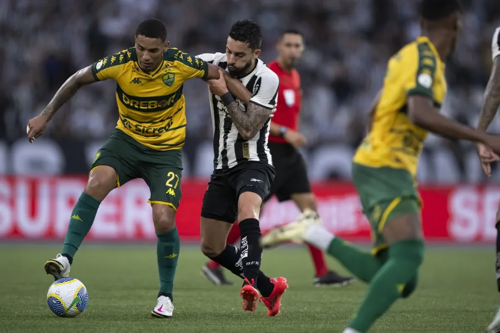 Alex Telles, jogador do Botafogo, disputa lance com Denilson, jogador do Cuiabá (Foto: Jorge Rodrigues/AGIF)
