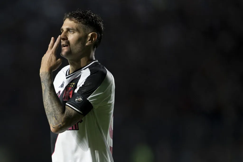 da GamaRJ – RIO DE JANEIRO – 24/10/2024 – BRASILEIRO A 2024, VASCO X CUIABA – Vegetti jogador do Vasco durante partida contra o Cuiaba no estadio Sao Januario pelo campeonato Brasileiro A 2024. Foto: Jorge Rodrigues/AGIF