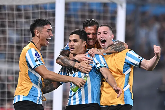 Juan Quintero e companheiros de Racing comemorando gol contra o Corinthians – (Photo by Rodrigo Valle/Getty Images)