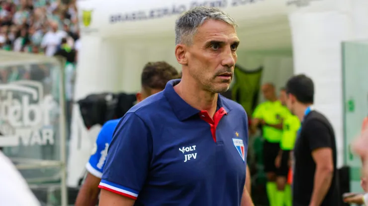Juan Vojvoda, técnico do Fortaleza, durante partida contra o Juventude (Foto: Luiz Erbes/AGIF)