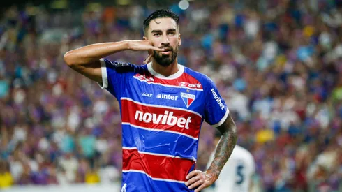 Lucero, jogador do Fortaleza, comemora seu gol durante partida contra o Sportivo Trinidense (Foto: Baggio Rodrigues/AGIF)