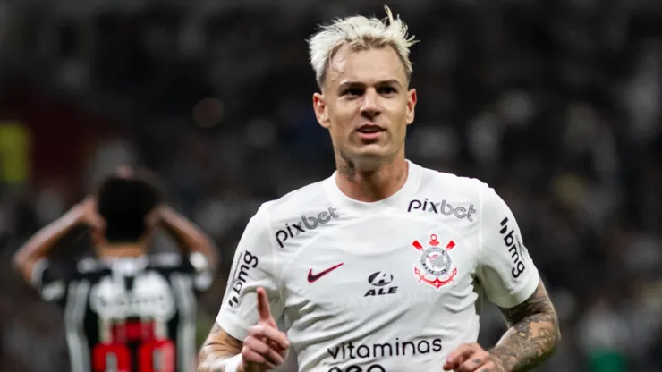 Róger Guedes ex-jogador do Corinthians comemora seu gol durante partida contra o Atlético-MG no estádio Mineirão pelo campeonato Brasileiro A 2023. Foto: Fernando Moreno/AGIF
